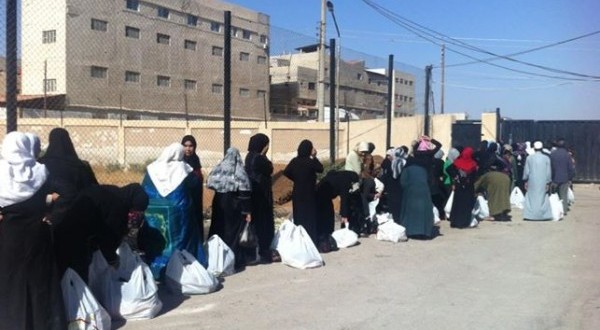 توزيع 300 طرد غذائية وخضار وخبز من أمام المدخل الجنوبي لمخيم اليرموك