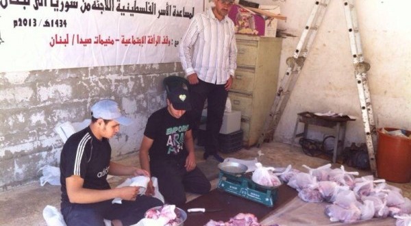 مع إقتراب عيد الأضحى المبارك قامت الحملة بذبح عجول وتوزيع اللحم على عائلات مخيم الكرامة ومجمع الكفاح للاجئين الفلسطينين من سوريا