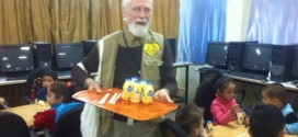 حملة الوفاء الأوروبية توزع الفواكه والحليب للأطفال في مركز الأيواء بمدرسة صفد في منطقة ركن الدين في دمشق