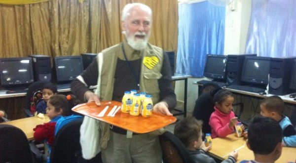 حملة الوفاء الأوروبية توزع الفواكه والحليب للأطفال في مركز الأيواء بمدرسة صفد في منطقة ركن الدين في دمشق