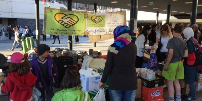 لليوم الخامس على التوالي تستمر حملة الوفاء بتوزيع الطعام والشراب على اللاجئين العالقين في محطة بودابست